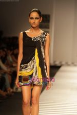 Model walk the ramp for Mynah by Renu Tandon Show at Wills India Fashion Week 2010 Day 3 on 27th March 2010 (12).JPG
